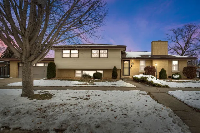 $372,000 | 10801 South Tripp Avenue, Oak Lawn, IL 60453