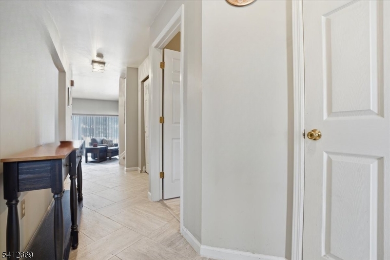76 Hickory Way Mount Arlington, NJ 07856 - Photo 4 of 27