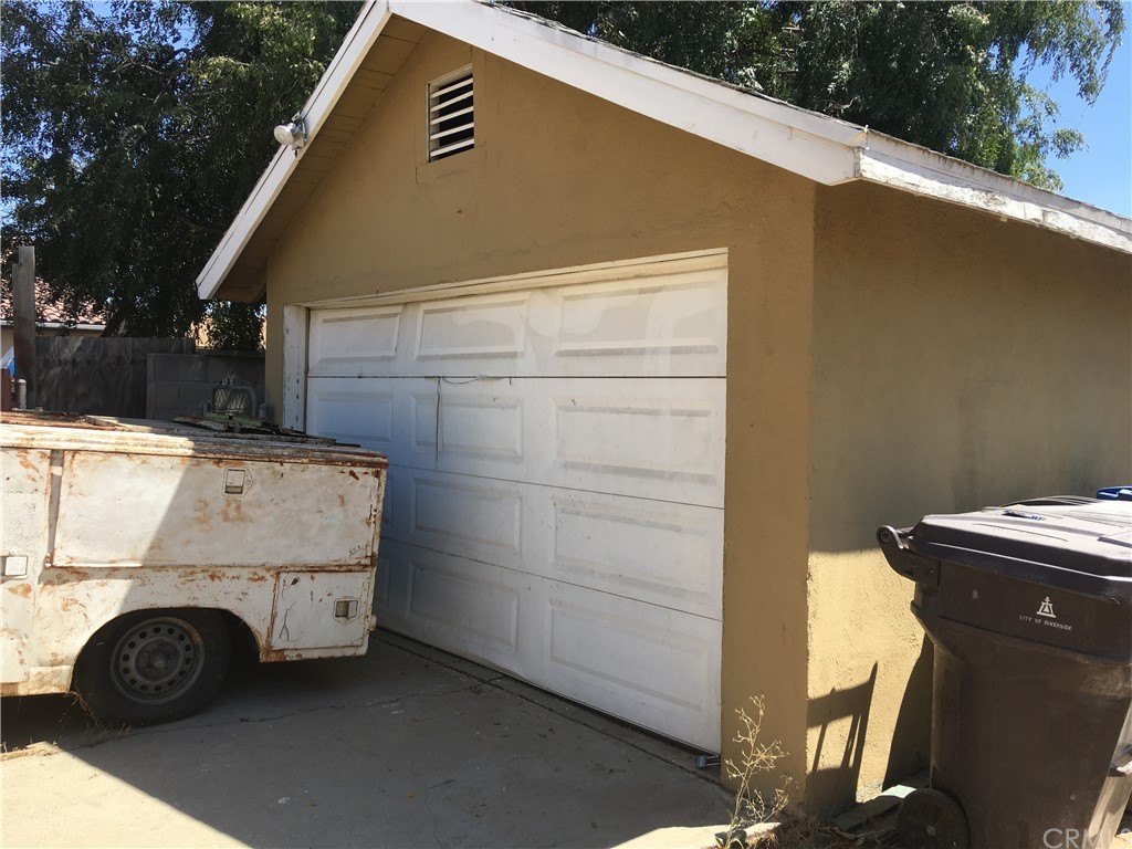 2994 9th Street Riverside, CA 92507 - Photo 4 of 4 a utility room with dryer and washer
