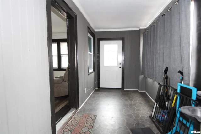 a view of an entryway with a livingroom