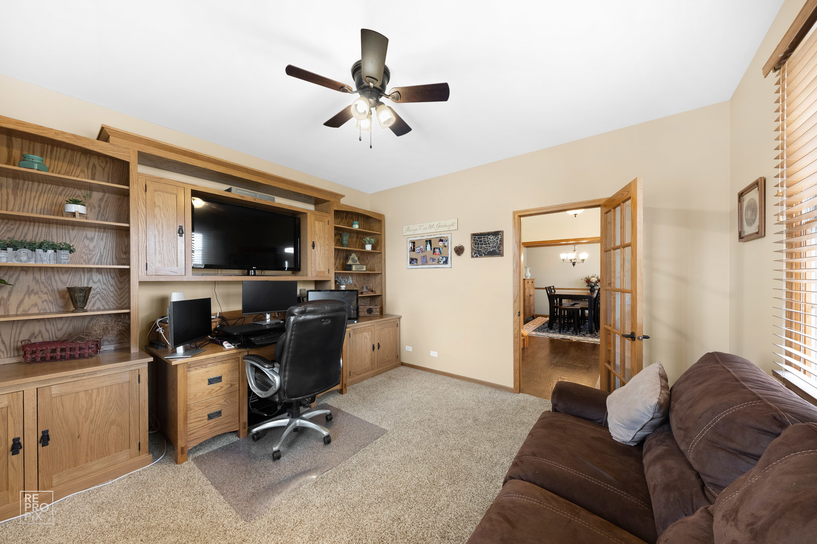 355 Meadow View Burlington, IL 60109 - Photo 10 of 37 a livingroom with workspace and a window