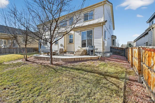 a view of back yard of the house