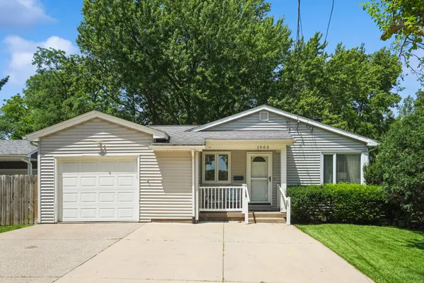 $185,000 | 1905 4th St A, East Moline, IL 61244