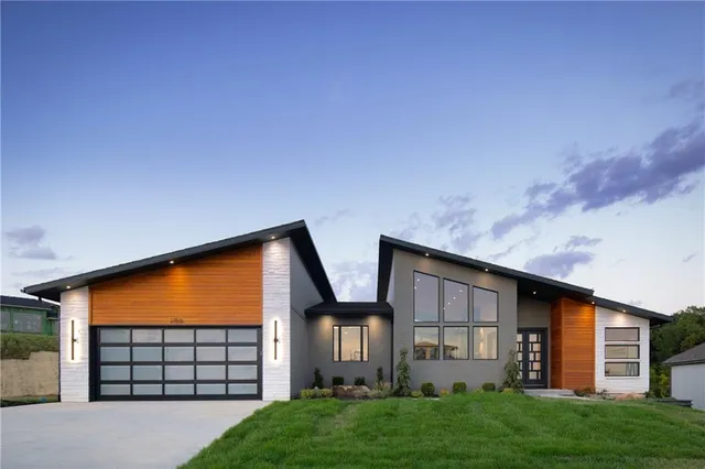 $1,100,000 | 2150 Palisades Drive, Riverside, MO 64150