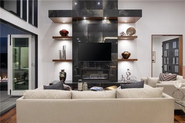 $1,050,000 | 2150 Palisades Drive, Riverside, MO 64150