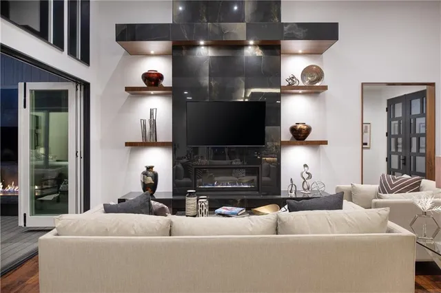 $1,100,000 | 2150 Palisades Drive, Riverside, MO 64150