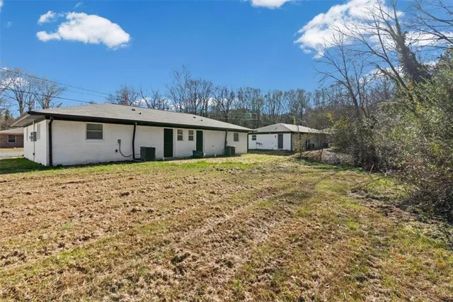 a view of a house with a yard
