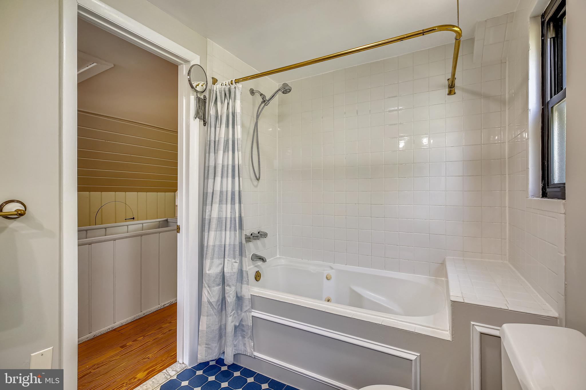 2011 Lansdowne Way Silver Spring, MD 20910 - Photo 30 of 50 Upper level full bath