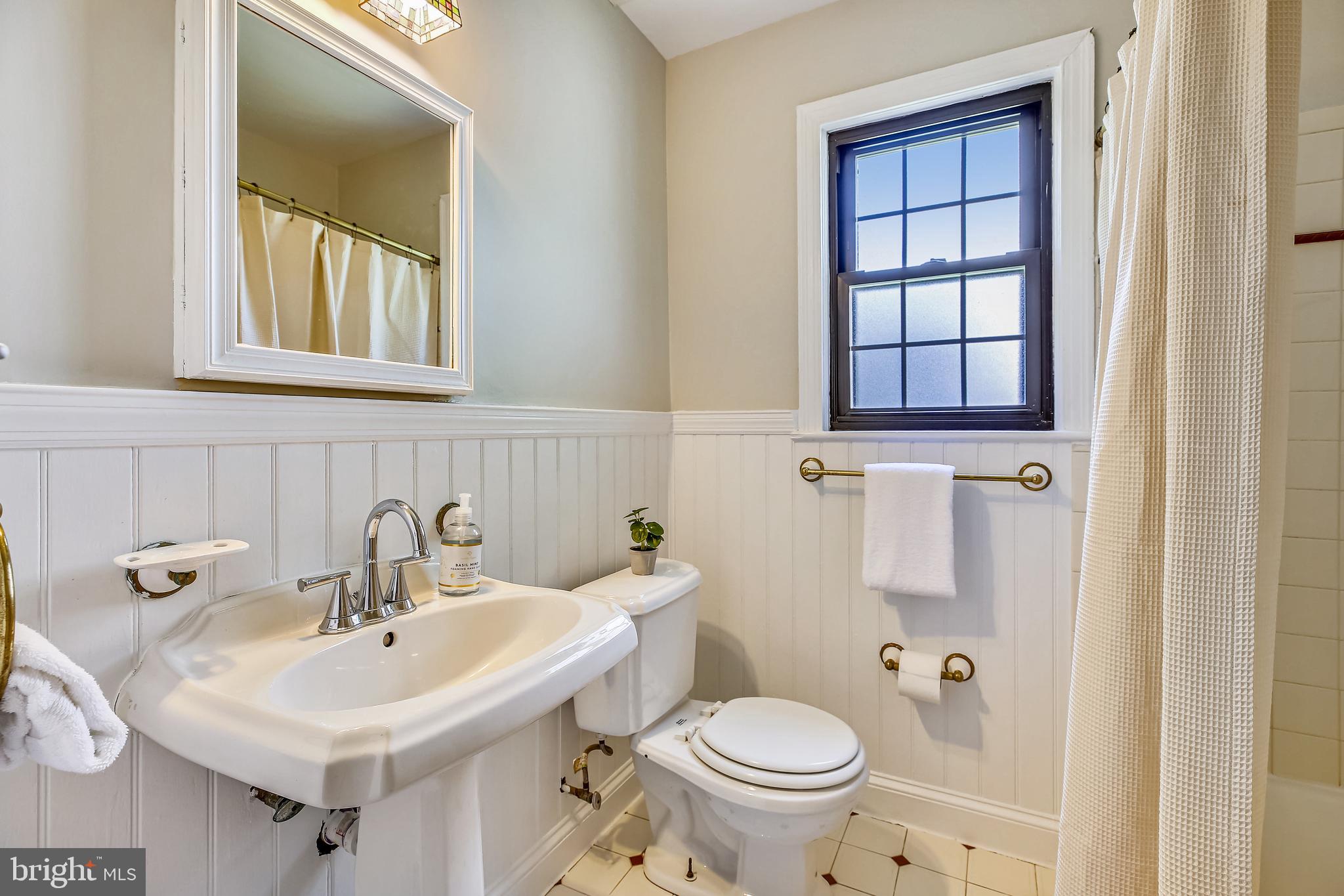2011 Lansdowne Way Silver Spring, MD 20910 - Photo 33 of 50 Main level full bath