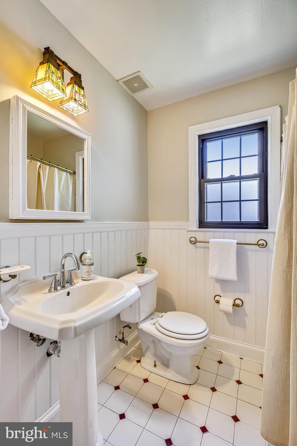 2011 Lansdowne Way Silver Spring, MD 20910 - Photo 34 of 50 Main level full bath