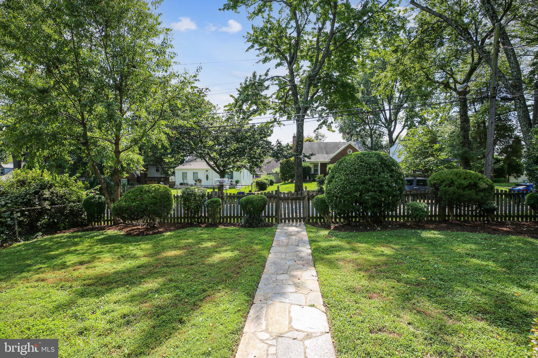 2011 Lansdowne Way Silver Spring, MD 20910 - Photo 5 of 50 Beautiful front yard