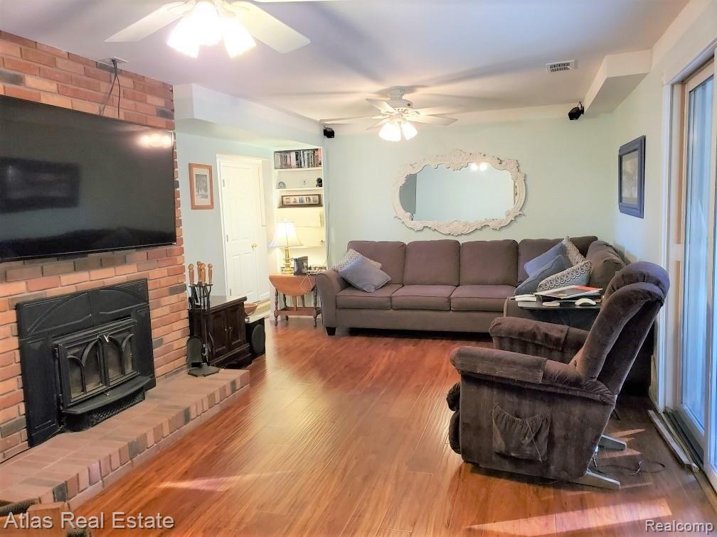 9386 Washburn Road Goodrich, MI 48438 - Photo 32 of 35 familyroom 1.jpg