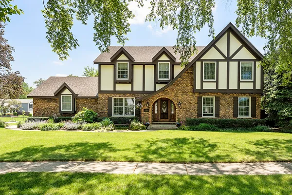 $650,000 | 1378 Colonial Square, Wheaton, IL 60189