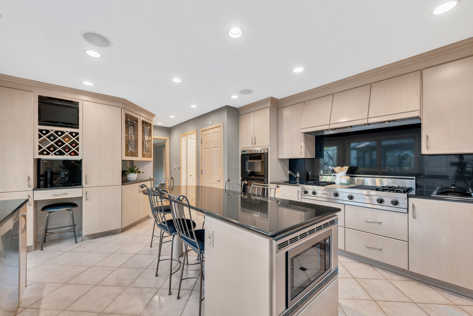 1378 Colonial Square Wheaton, IL 60189 - Photo 8 of 29