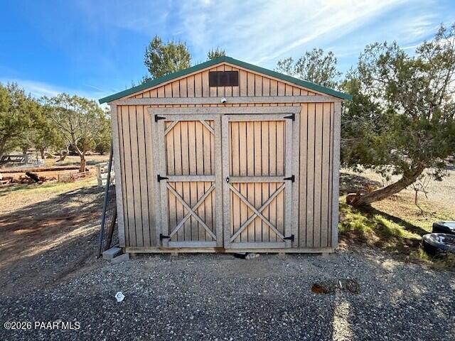 0 Whiskey Ridge Road Prescott, AZ 86305 - Photo 14 of 33 a view of a small barn with wooden fence