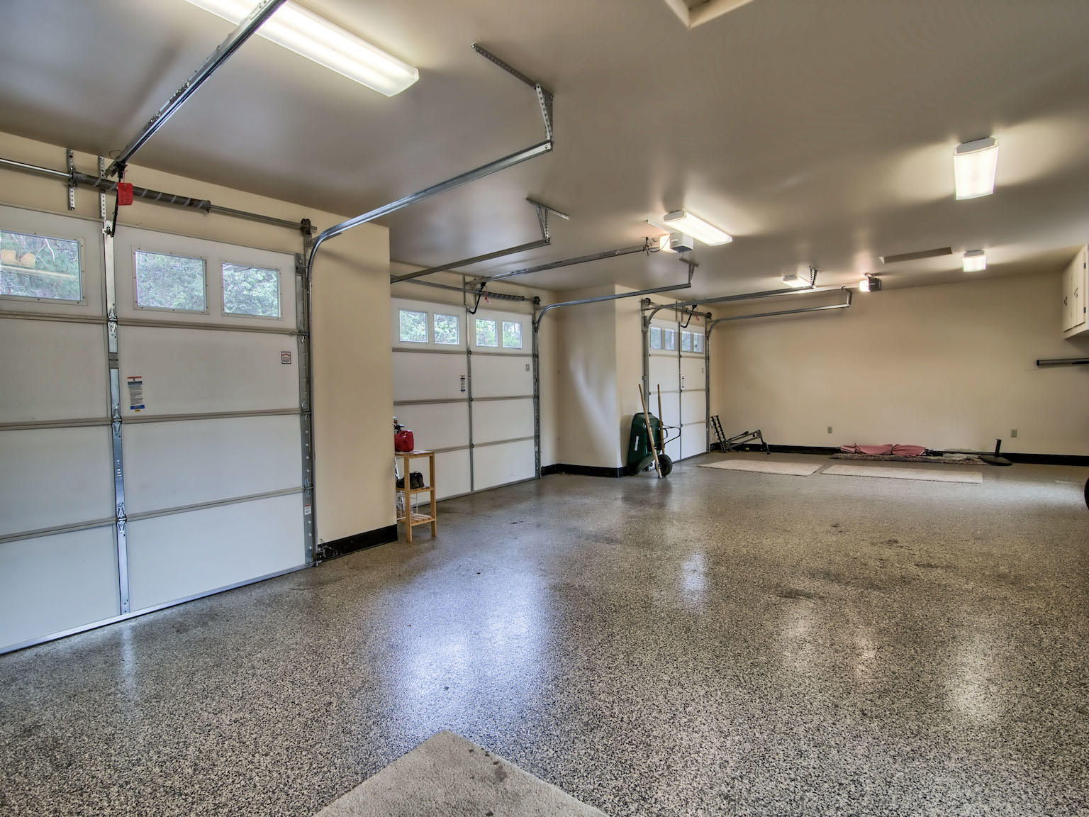 69767 Pine Ridge Road Sisters, OR 97759 - Photo 23 of 31 1092 sf HUGE garage..suitable for a shop, too.