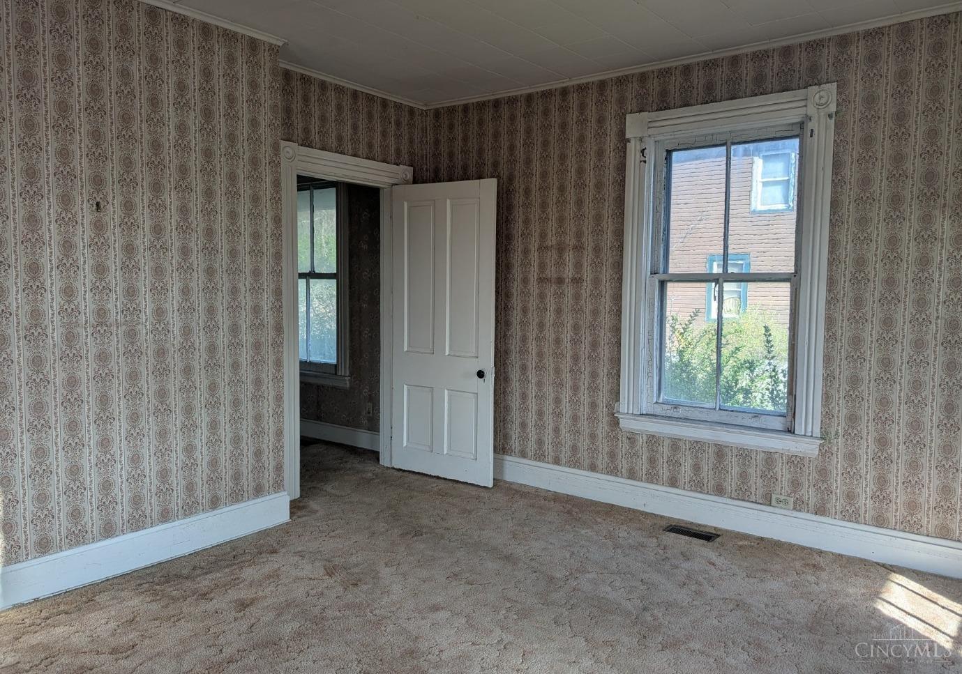 5376 River Road Cincinnati, OH 45233 - Photo 6 of 21 Living room