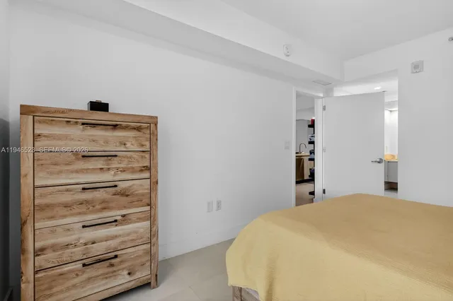 a bed room with a bed and a closet