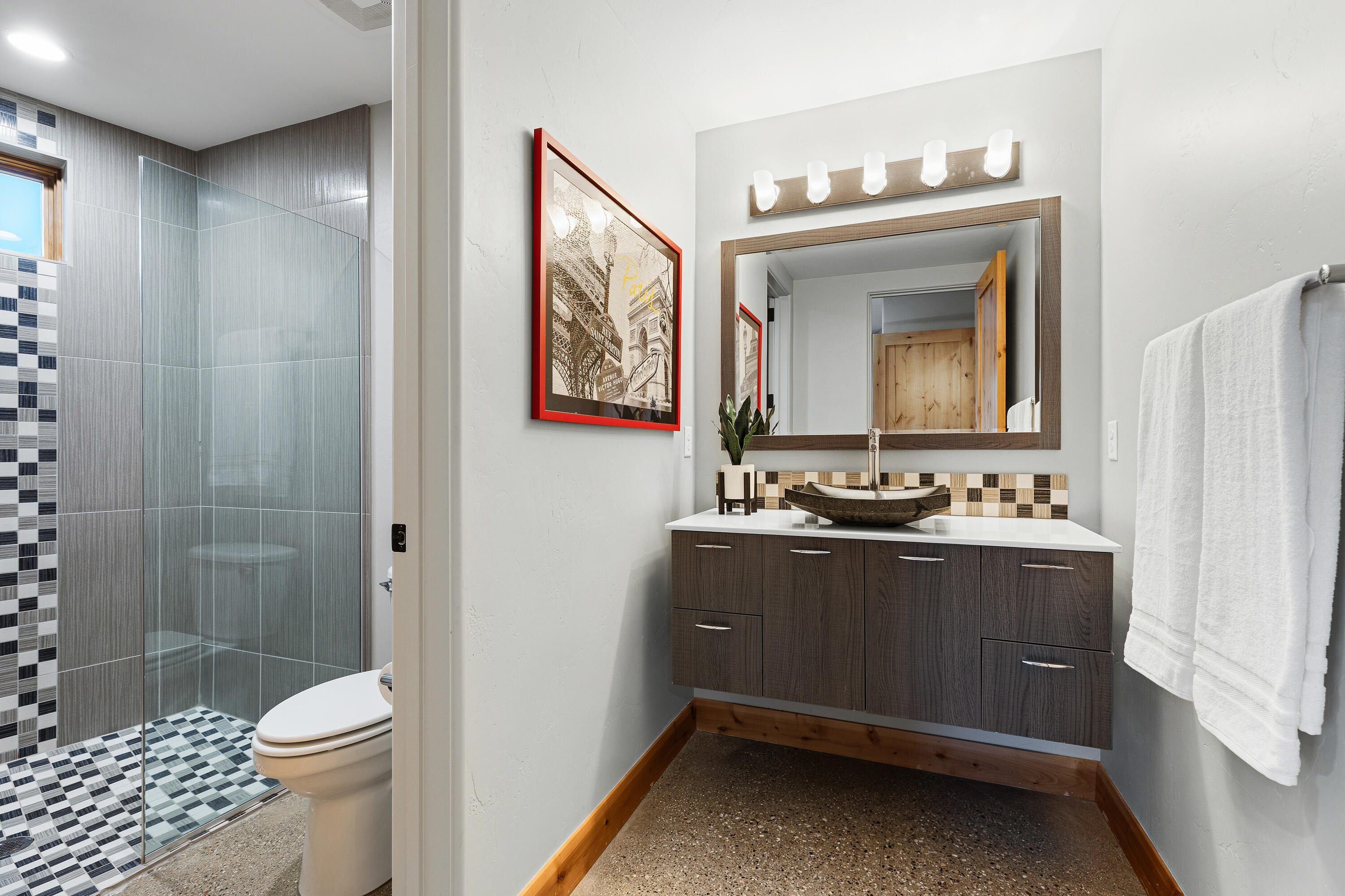 3000 Navajo Way Springdale, UT 84767 - Photo 30 of 63 Full bathroom off of the third bedroom with vessel sink, mosaic tile accent, and a framed mirror.