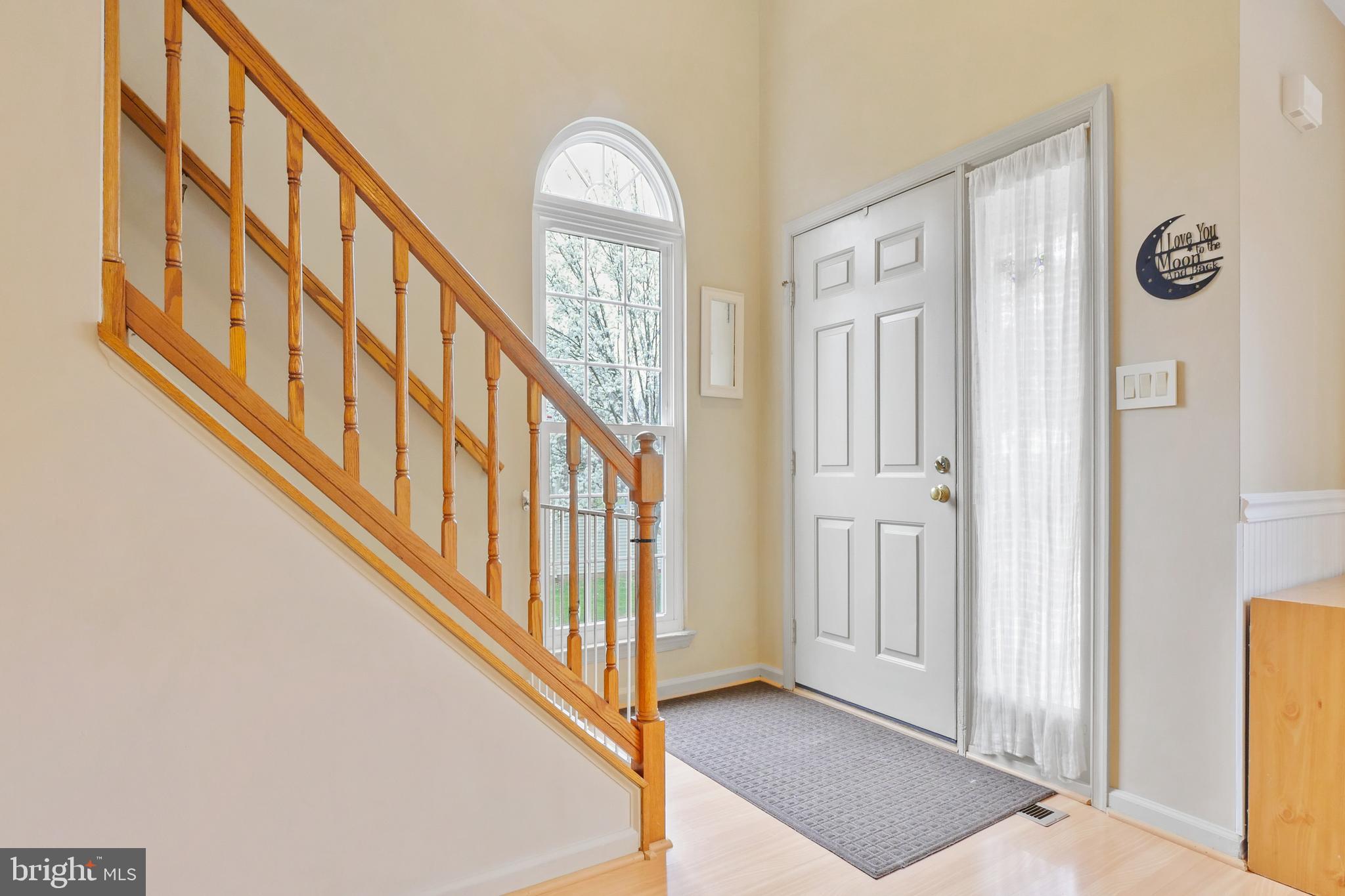 6175 Stonepath Circle Centreville, VA 20120 - Photo 4 of 33 Sunny Foyer