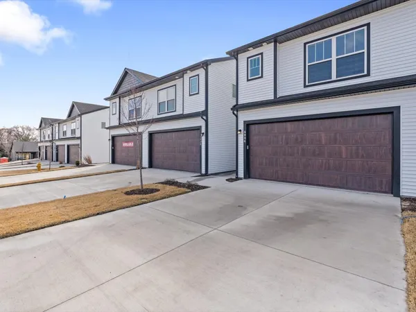 $2,450 | 5934 Butterfield Court, Bettendorf, IA 52722