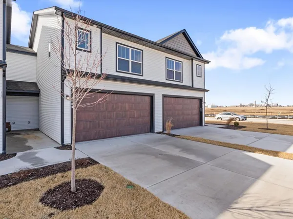 $2,450 | 5934 Butterfield Court, Bettendorf, IA 52722