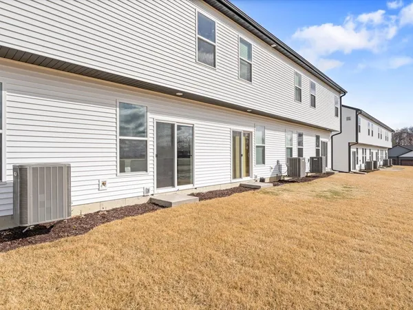 $2,450 | 5934 Butterfield Court, Bettendorf, IA 52722