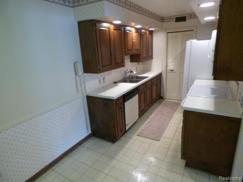 25720 Southfield Road, Unit 102 Southfield, MI 48075 - Photo 14 of 39