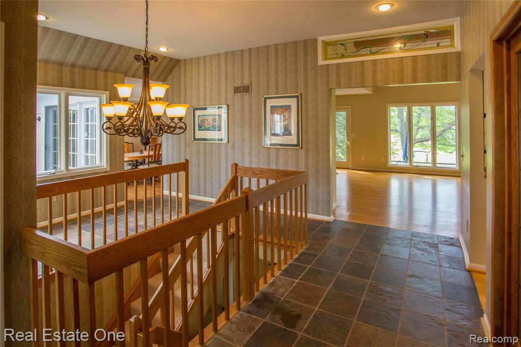 673 Augusta Drive Rochester Hills, MI 48309 - Photo 4 of 36