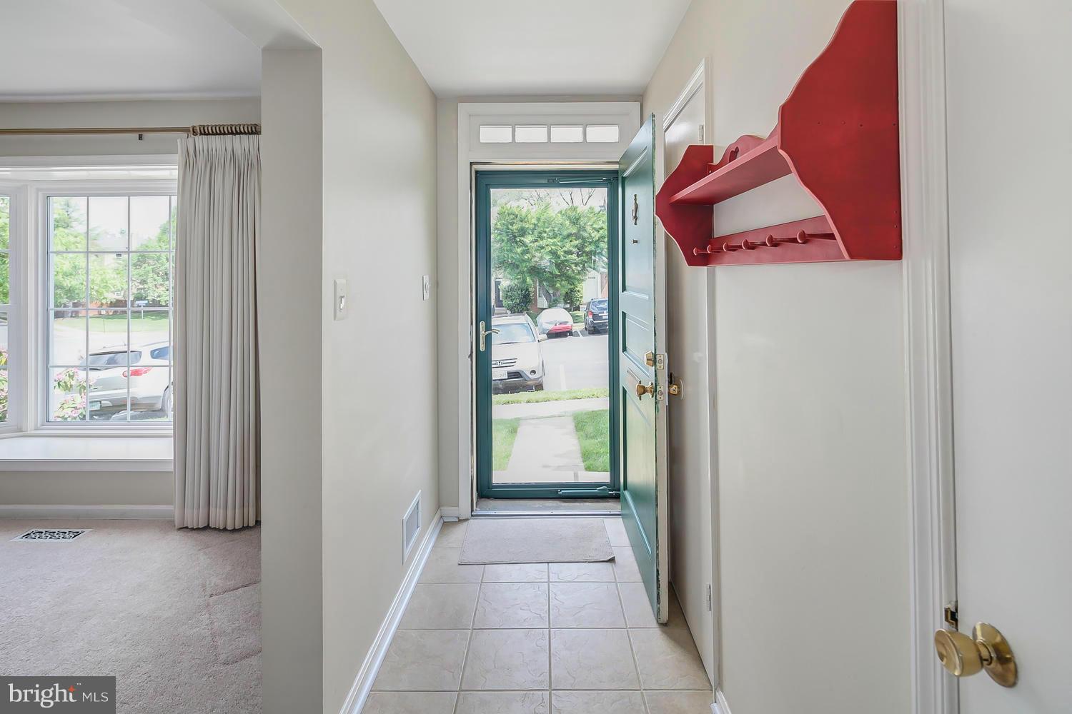 8060 Powderbrook Lane Springfield, VA 22153 - Photo 2 of 30 Foyer