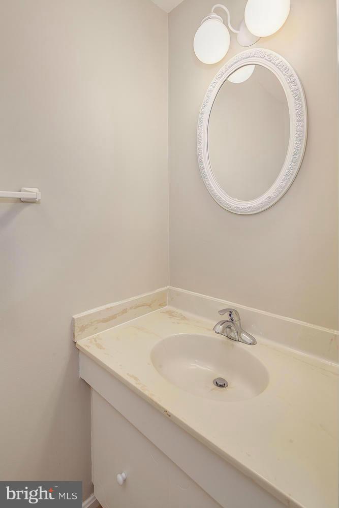 8060 Powderbrook Lane Springfield, VA 22153 - Photo 11 of 30 Powder room
