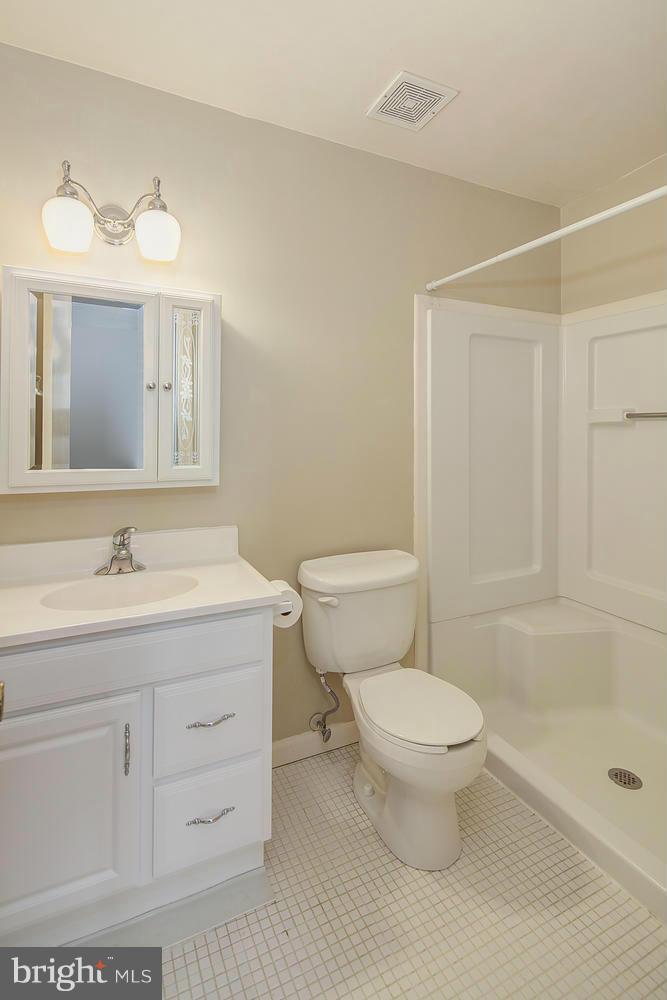 8060 Powderbrook Lane Springfield, VA 22153 - Photo 16 of 30 Bath (Master)