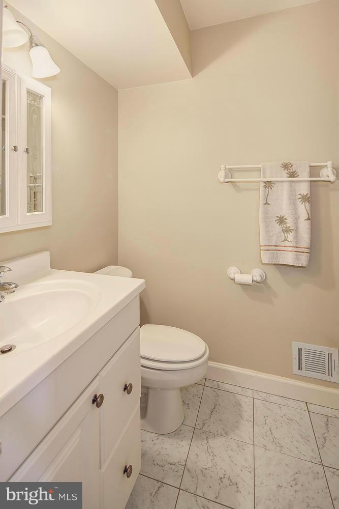 8060 Powderbrook Lane Springfield, VA 22153 - Photo 19 of 30 Bath