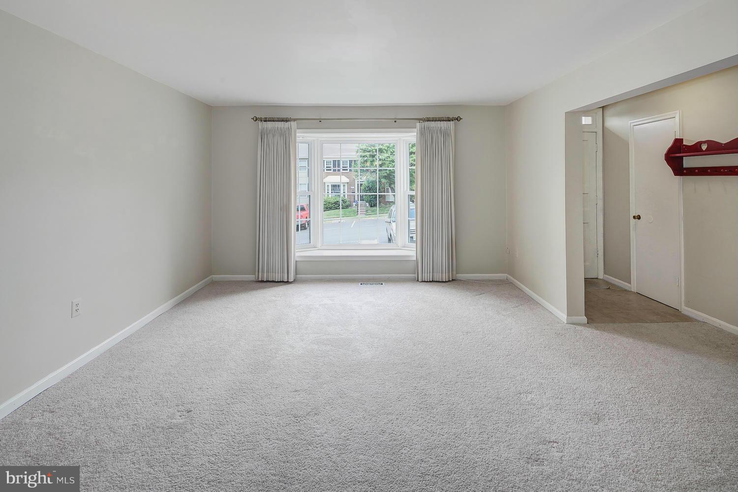 8060 Powderbrook Lane Springfield, VA 22153 - Photo 3 of 30 Living Room