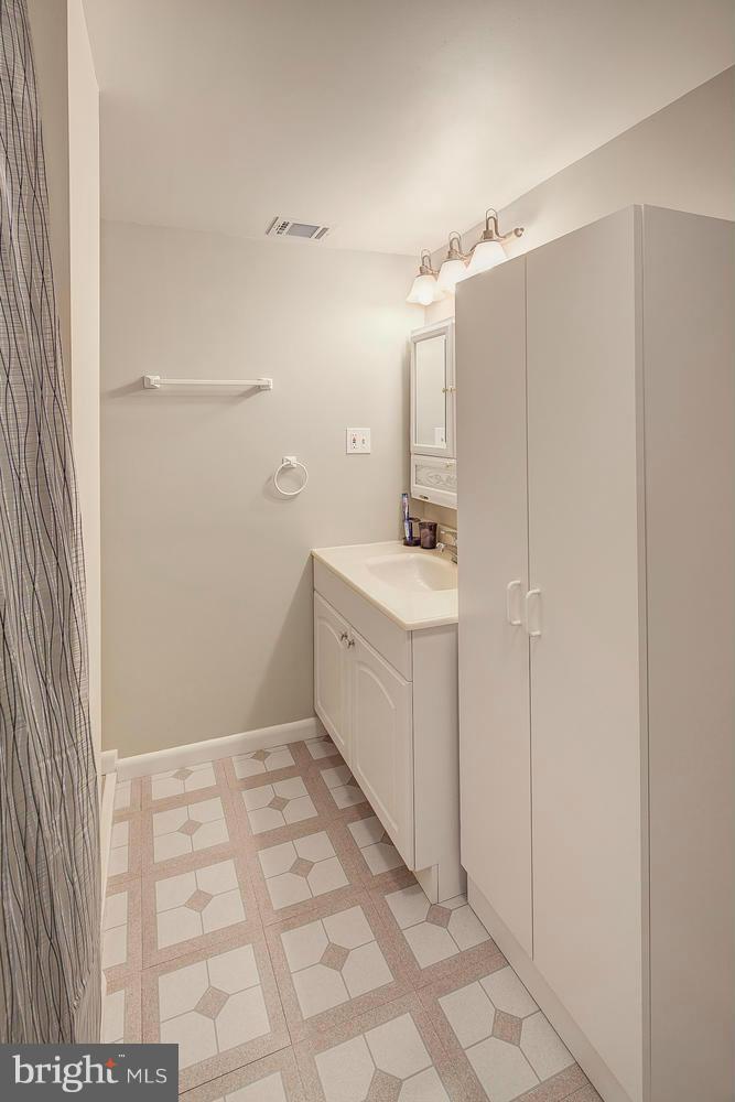 8060 Powderbrook Lane Springfield, VA 22153 - Photo 24 of 30 Full bath