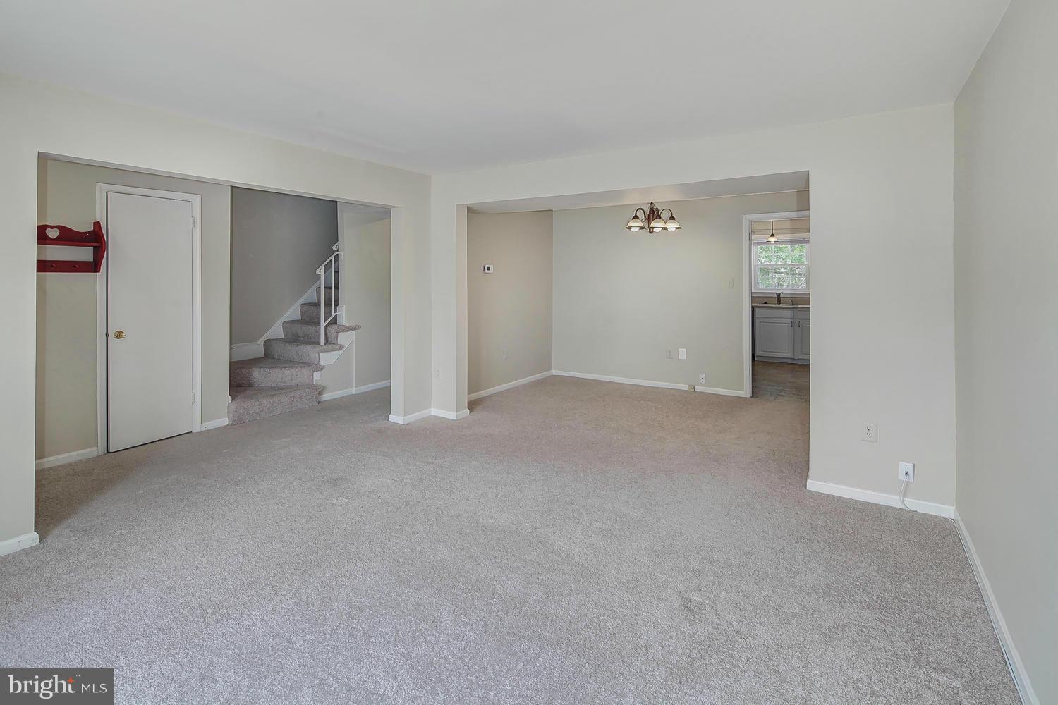 8060 Powderbrook Lane Springfield, VA 22153 - Photo 4 of 30 Living Room