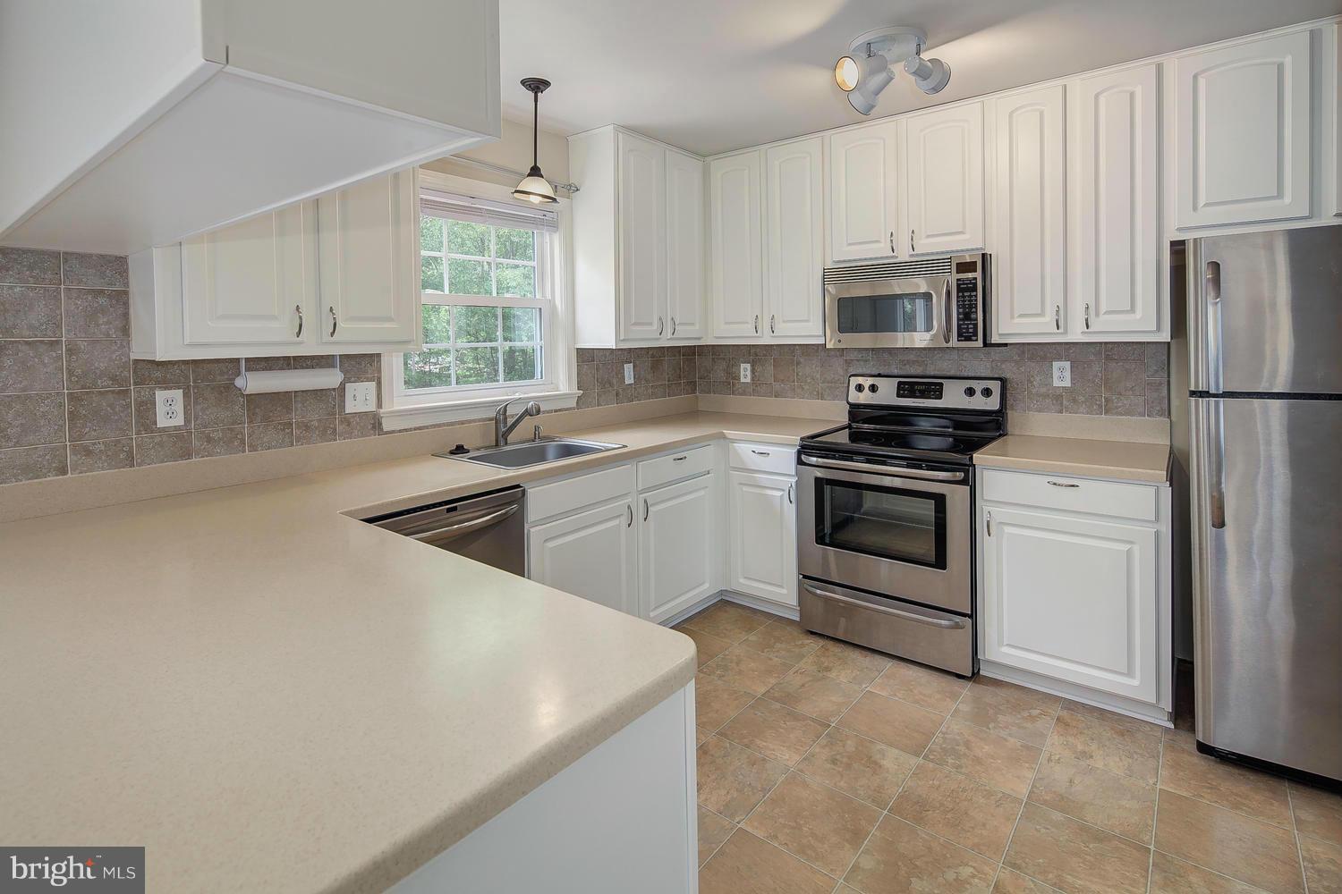 8060 Powderbrook Lane Springfield, VA 22153 - Photo 6 of 30 Kitchen