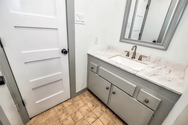 $2,300 | 1300 Augusta Drive, Unit 18, Houston, TX 77057