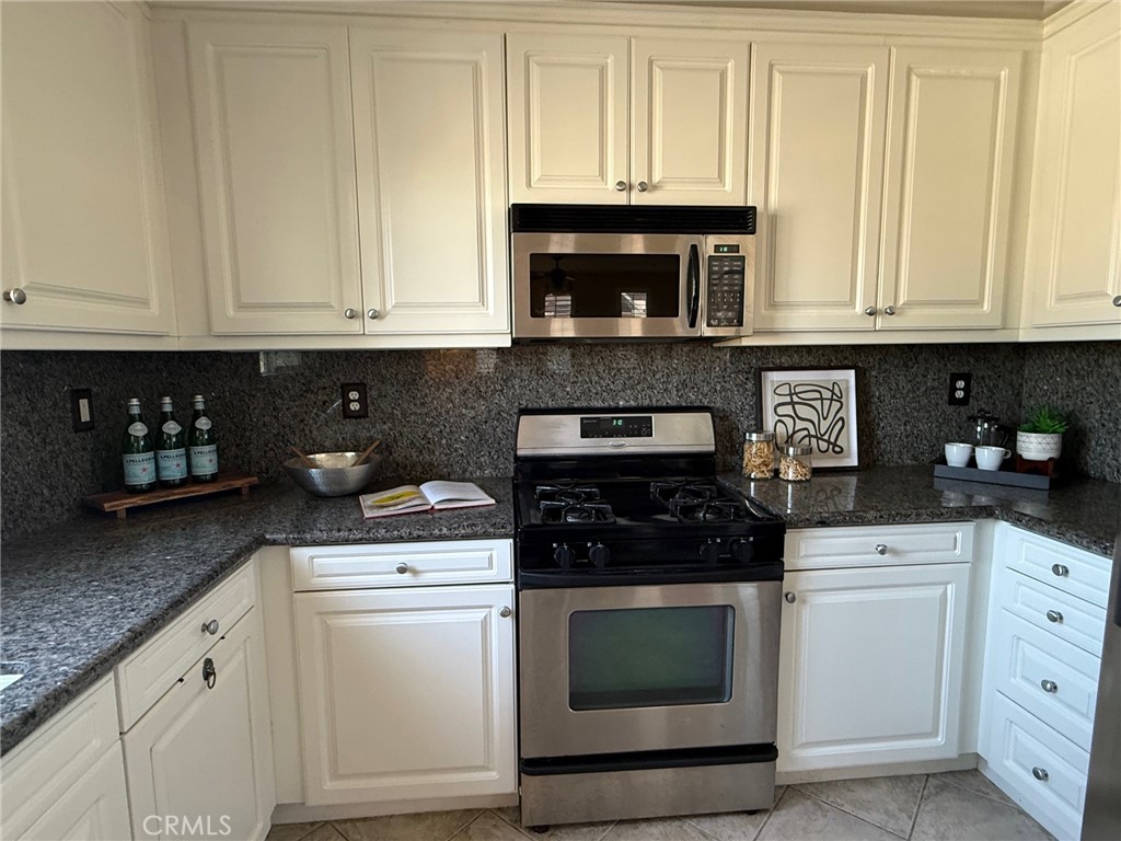 155 Zephyr Run Tustin, CA 92782 - Photo 14 of 29 2nd Floor Kitchen