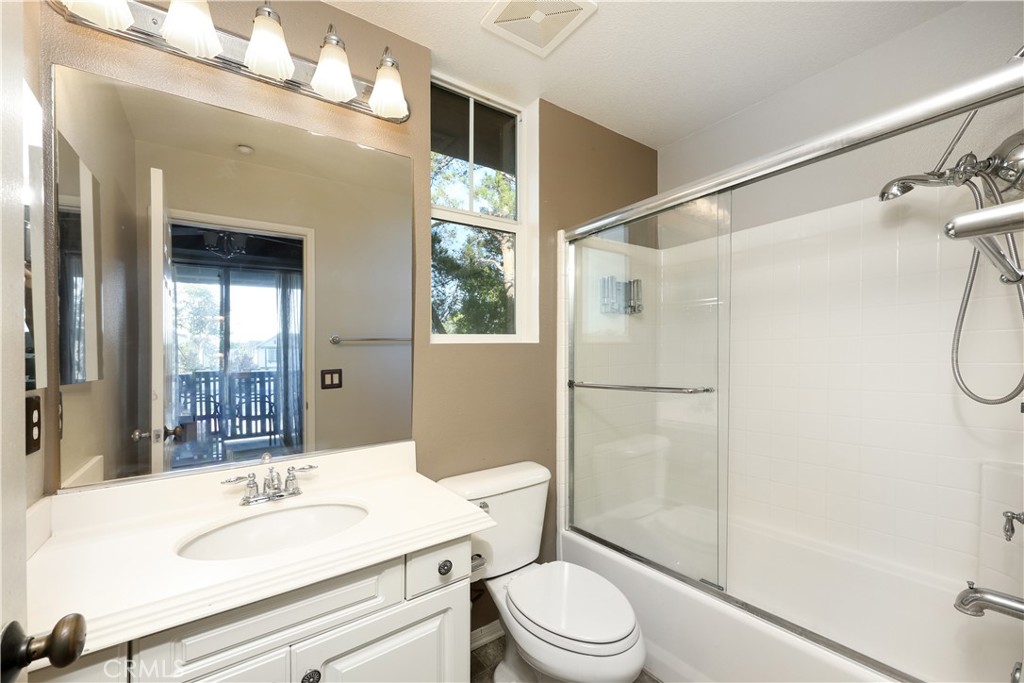 155 Zephyr Run Tustin, CA 92782 - Photo 18 of 29 2nd Bedroom Bathroom