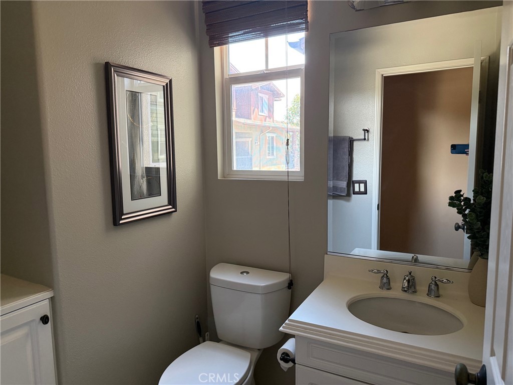 155 Zephyr Run Tustin, CA 92782 - Photo 19 of 29 2nd Floor Bathroom
