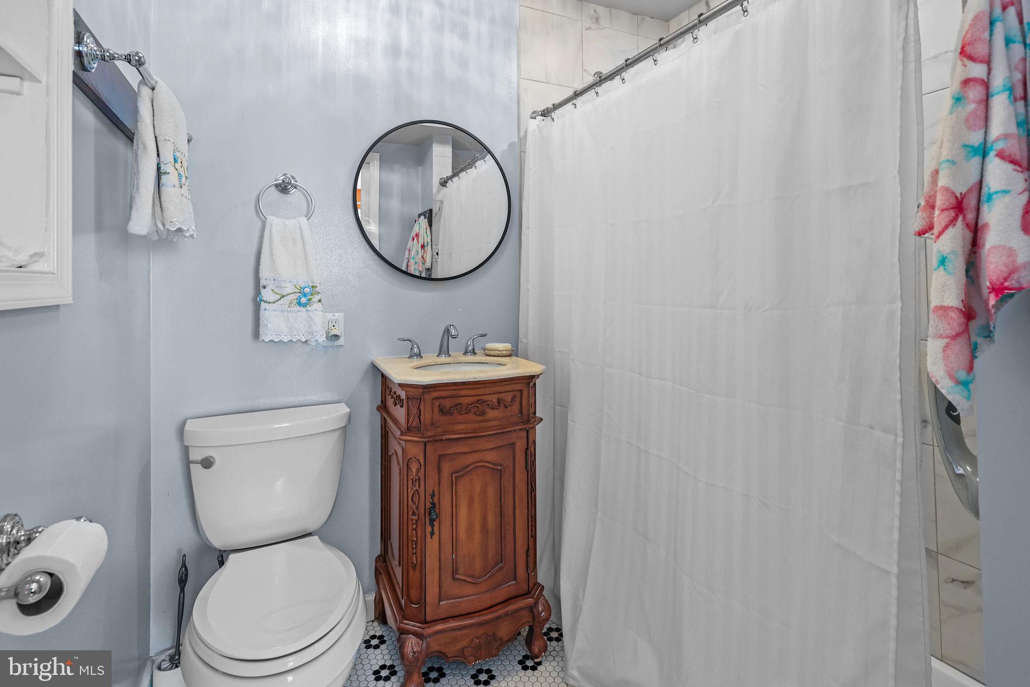 4424 Aberdale Road Philadelphia, PA 19136 - Photo 24 of 30 Main floor bathroom