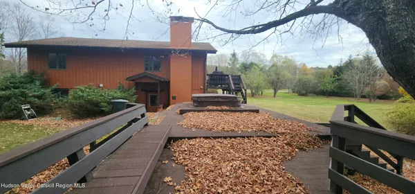 a view of a yard of the house