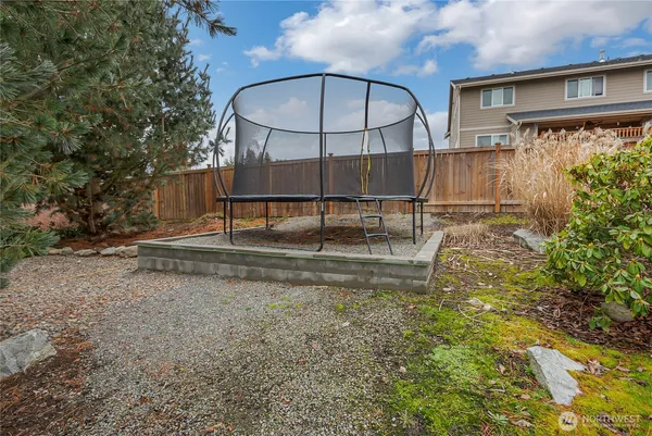 a view of a backyard