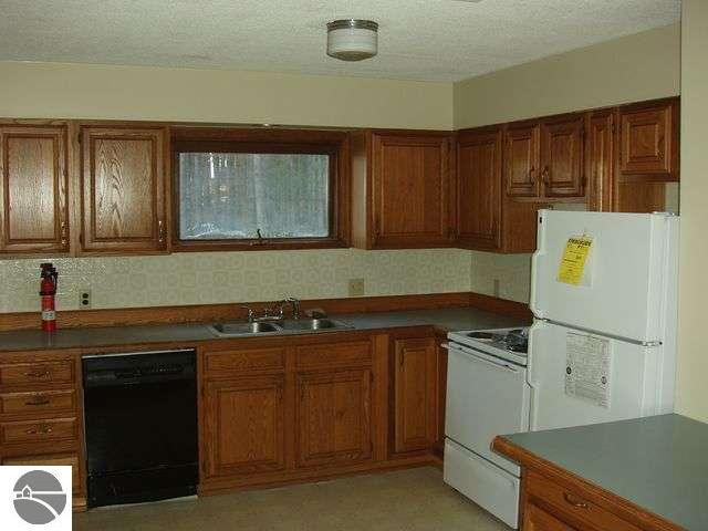 7856 South Maple City Road Maple City, MI 49664 - Photo 3 of 10 1713046-2.JPG