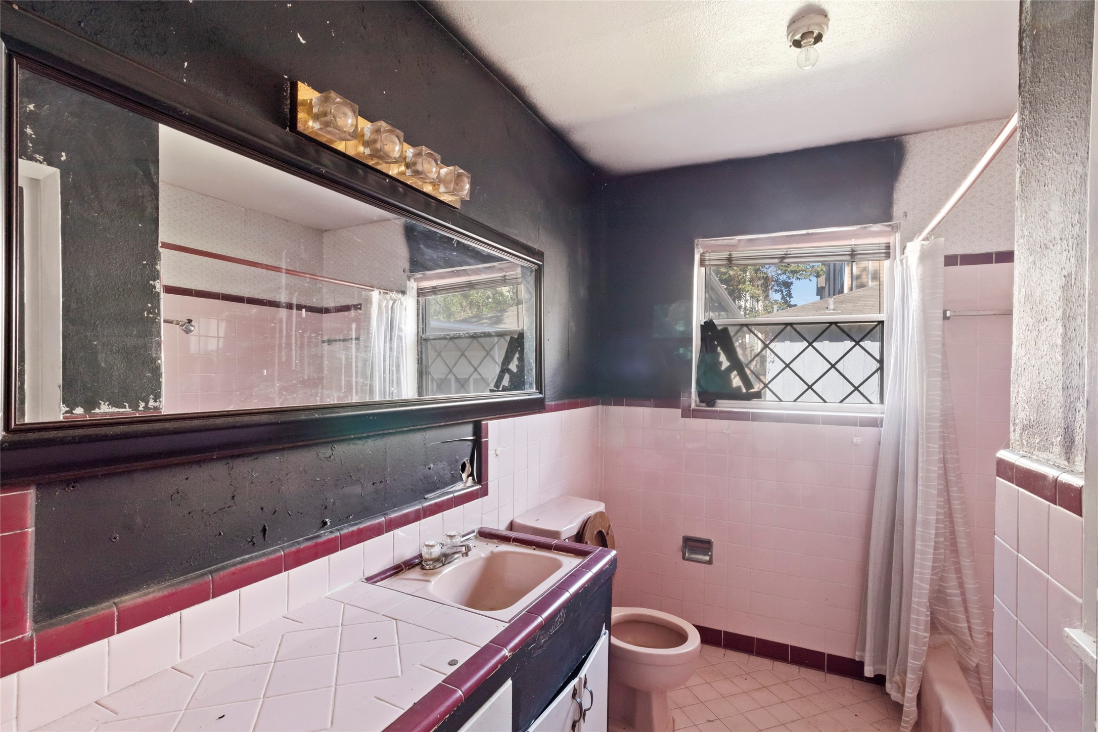 1427 West 22nd Street Houston, TX 77008 - Photo 13 of 23 a room with windows