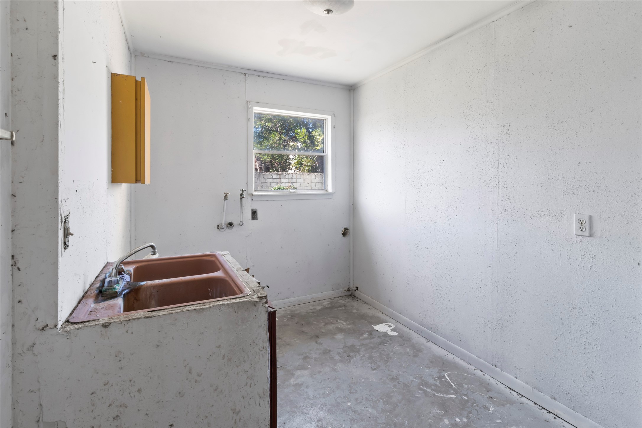 1427 West 22nd Street Houston, TX 77008 - Photo 15 of 23 a room with window and closet