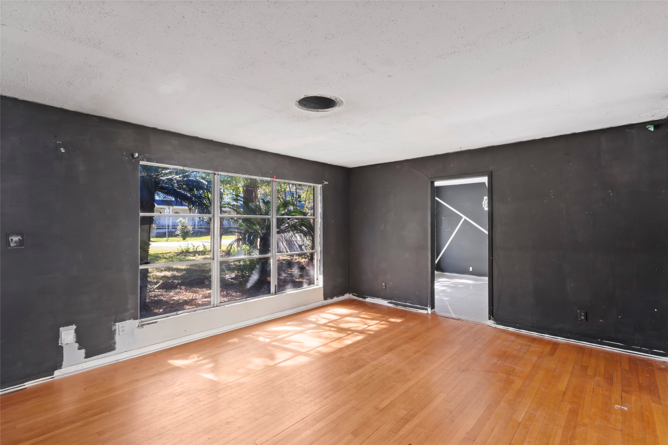 1427 West 22nd Street Houston, TX 77008 - Photo 6 of 23 a bedroom with a bed and a large window