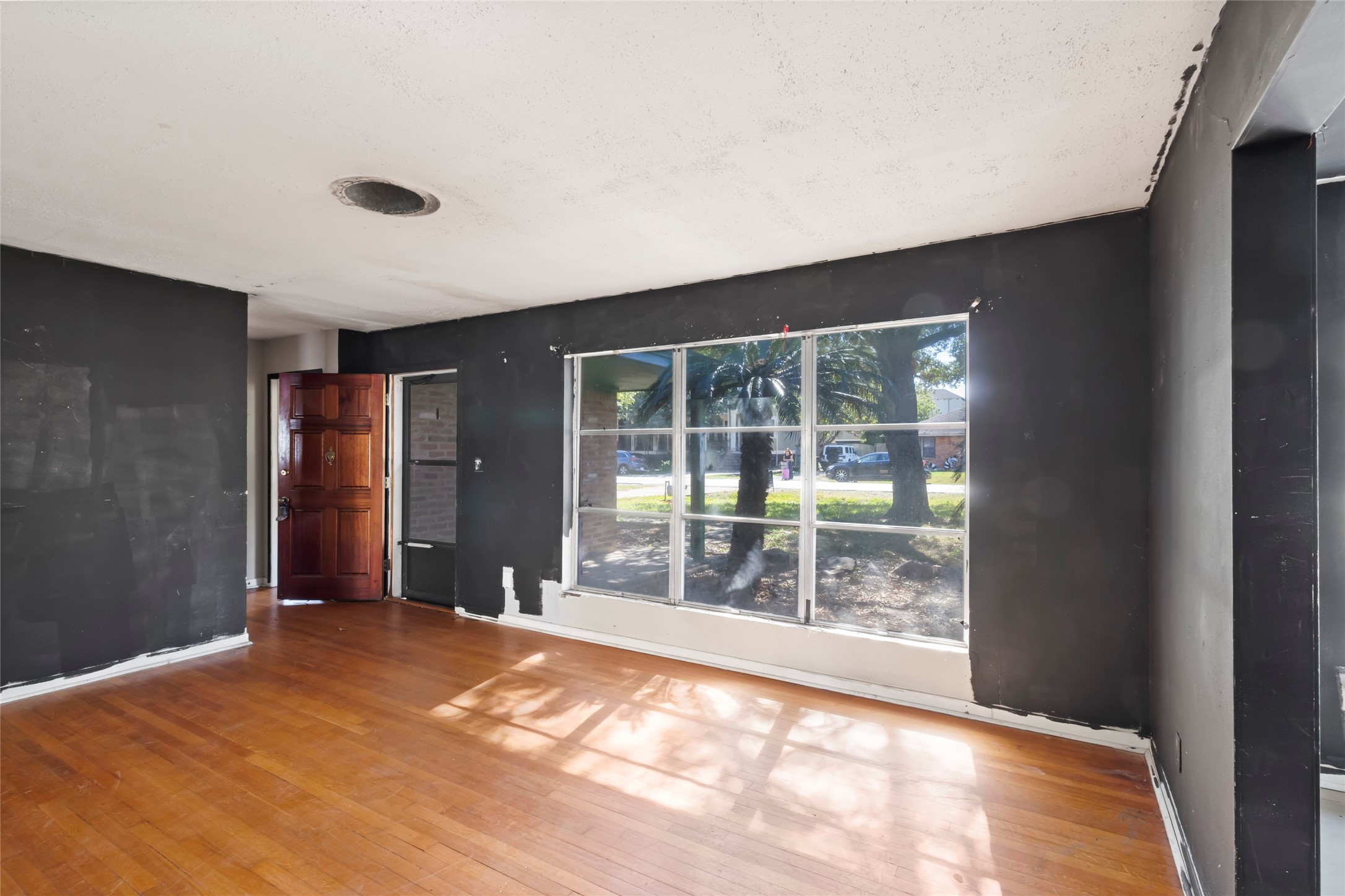 1427 West 22nd Street Houston, TX 77008 - Photo 7 of 23 a view of an empty room with wooden floor and a window