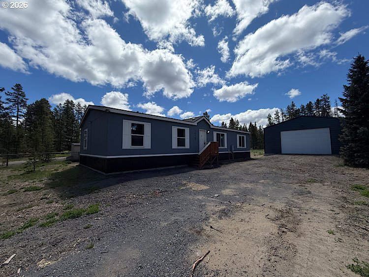 16125 Hawks Lair Road La Pine, OR 97739 - Photo 31 of 35 a front view of a house with garden